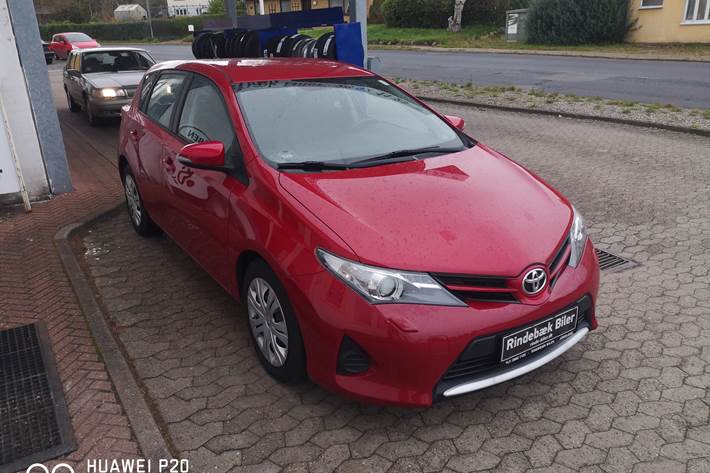 Rød Toyota Auris fra 2014