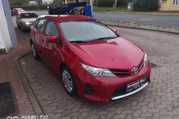 Rød Toyota Auris fra 2014