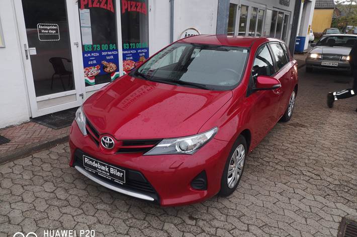 Rød Toyota Auris fra 2014