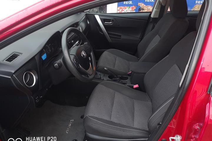 Rød Toyota Auris fra 2014