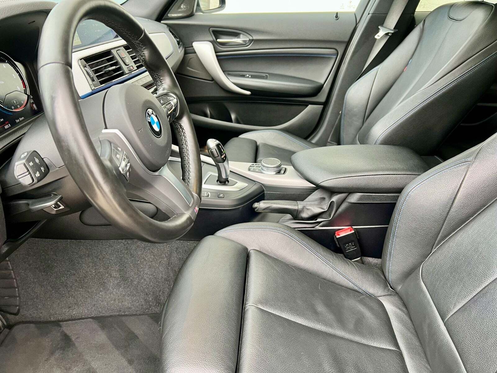 Grå BMW 118d fra 2019