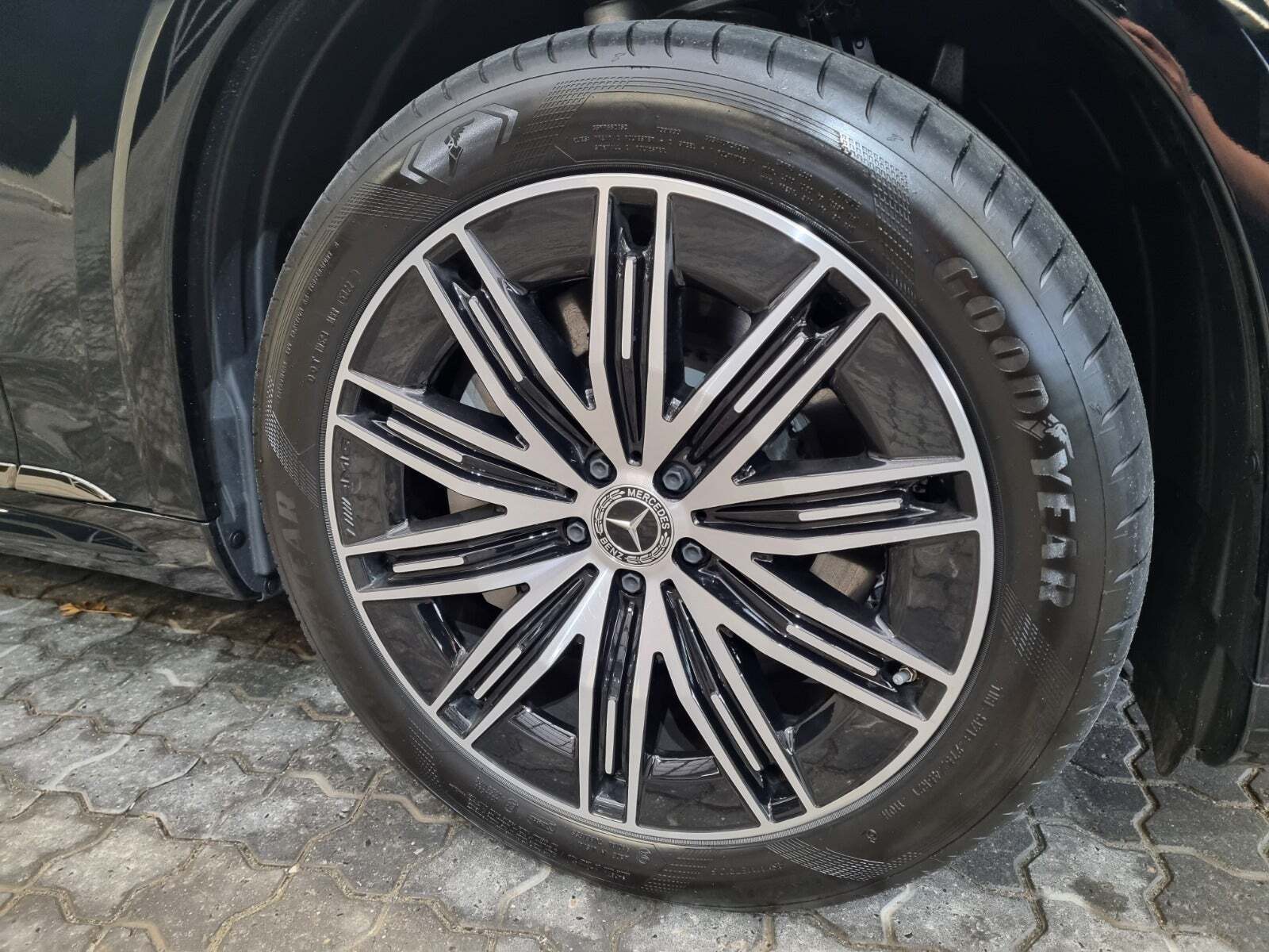 Grøn Mercedes EQS580 SUV fra 2023