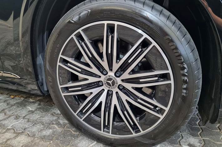 Grøn Mercedes EQS580 SUV fra 2023