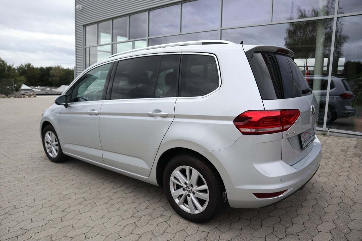 Grå VW Touran fra 2020