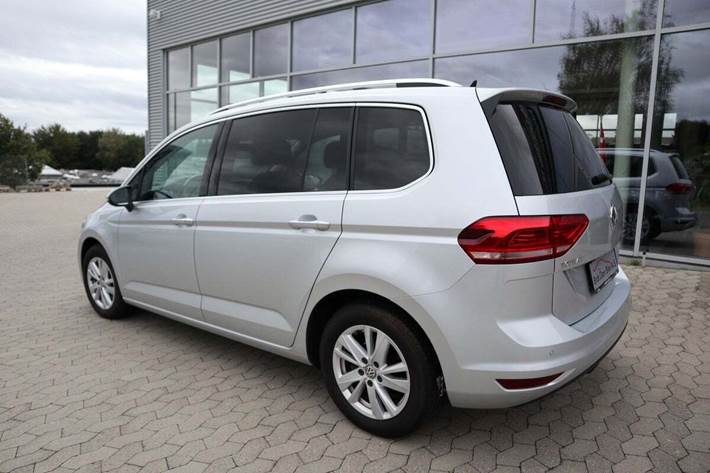 Grå VW Touran fra 2020