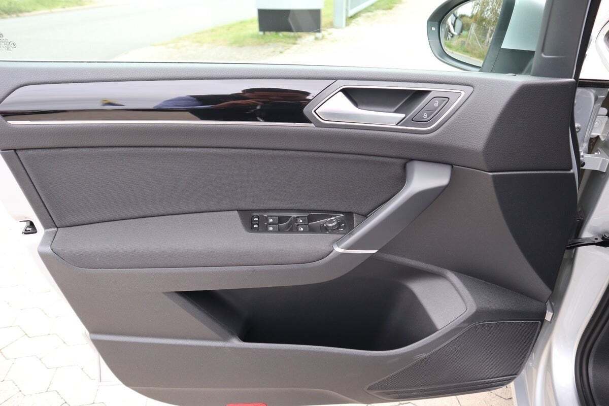 Grå VW Touran fra 2020