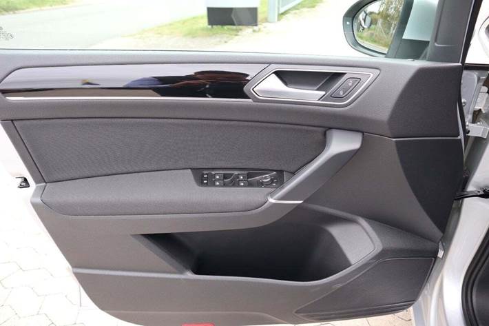 Grå VW Touran fra 2020