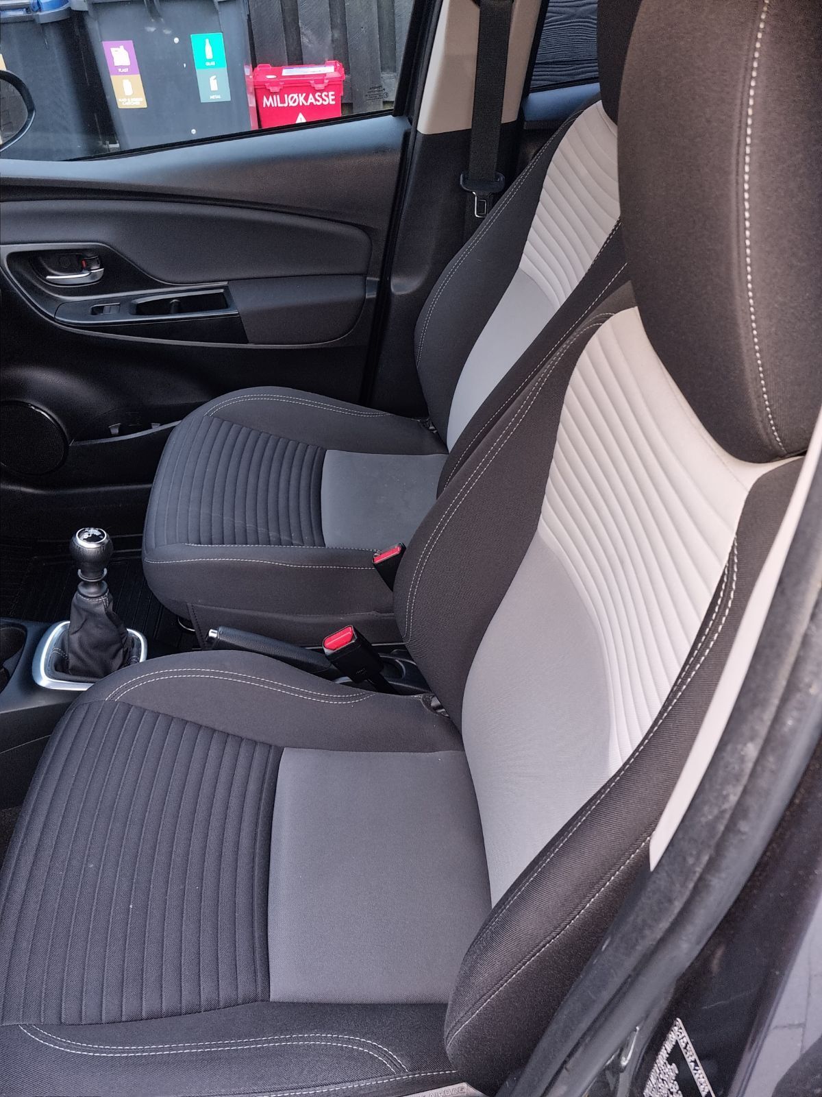 Grå Toyota Yaris fra 2019