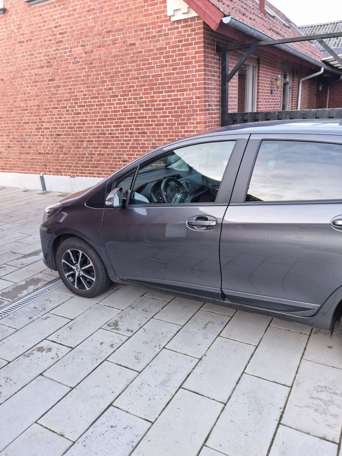 Grå Toyota Yaris fra 2019