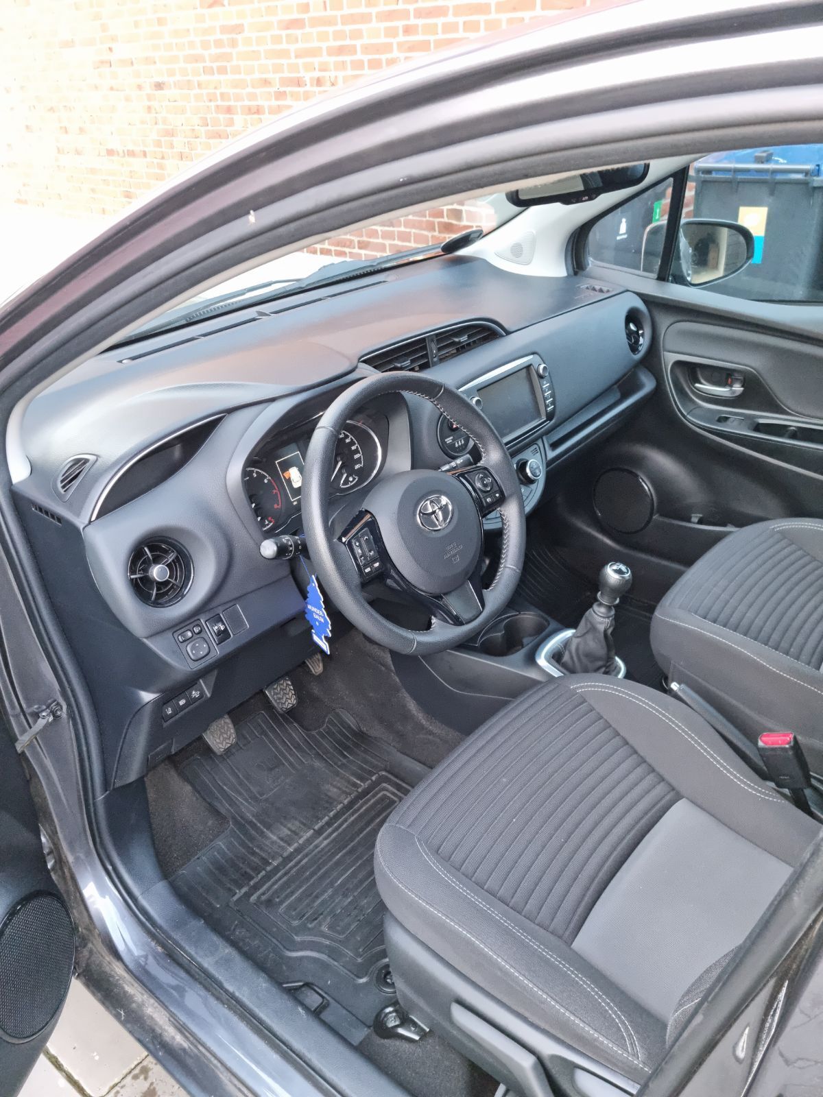 Grå Toyota Yaris fra 2019