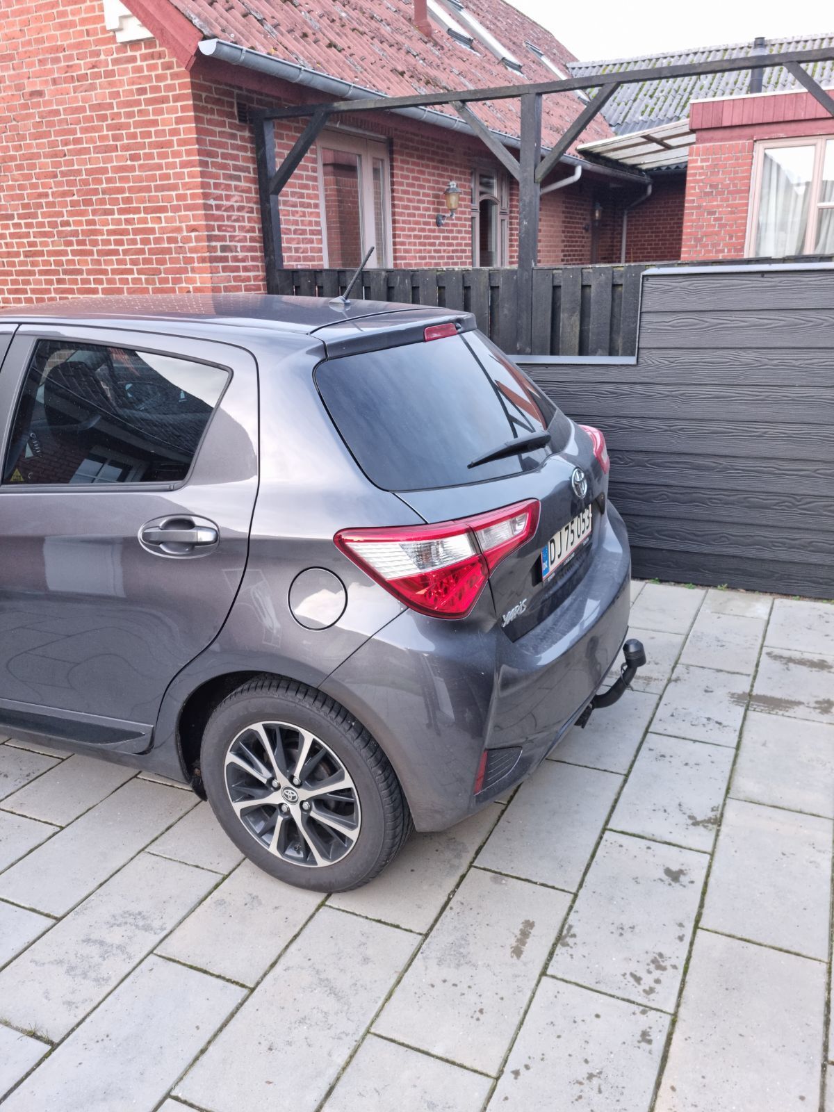 Grå Toyota Yaris fra 2019