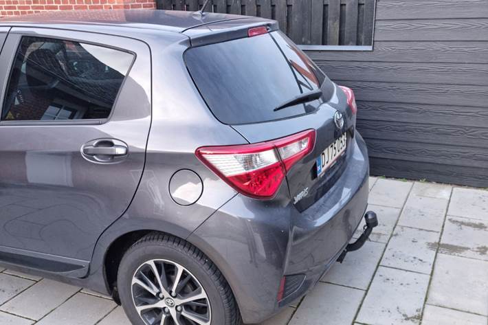 Grå Toyota Yaris fra 2019