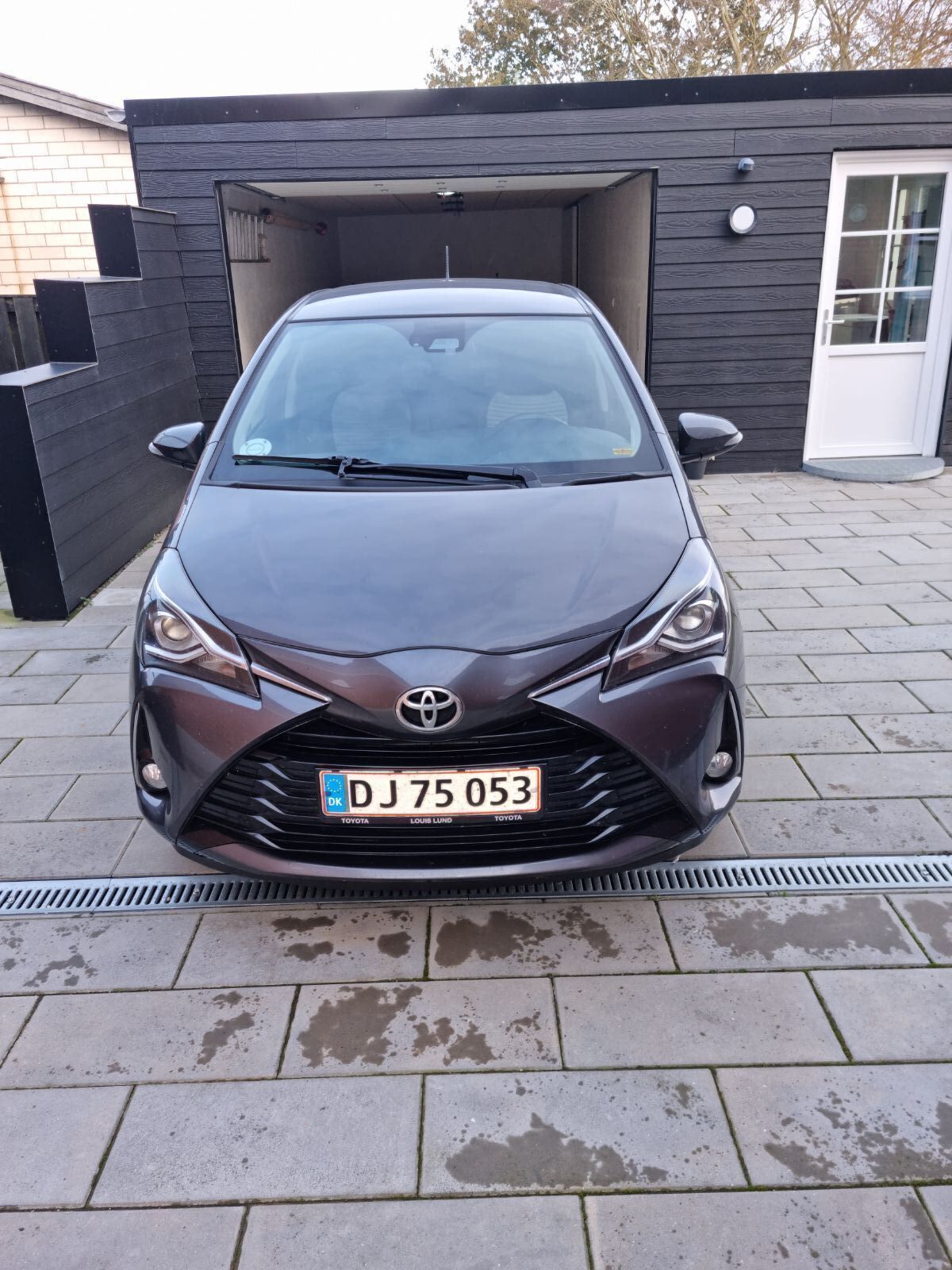 Grå Toyota Yaris fra 2019