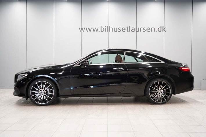 Sort Mercedes E400 d fra 2019 set udefra