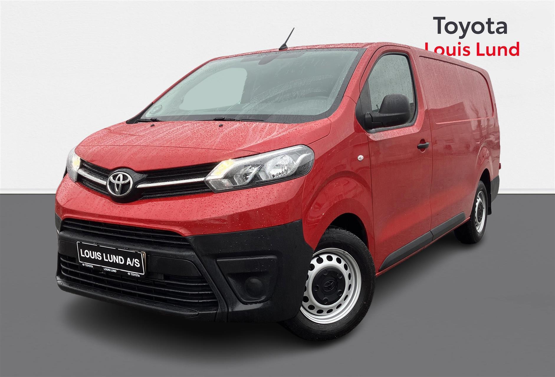 Rød Toyota ProAce fra 2023 set udefra