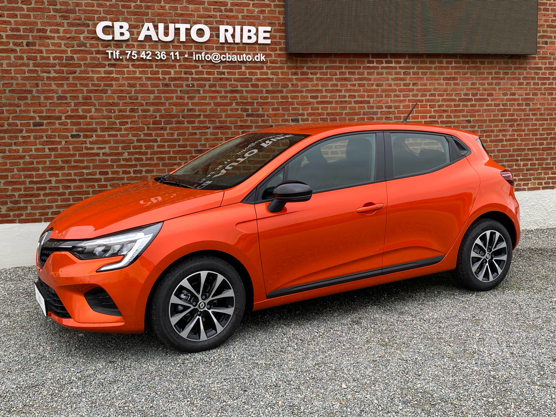 Orange Renault Clio fra 2023