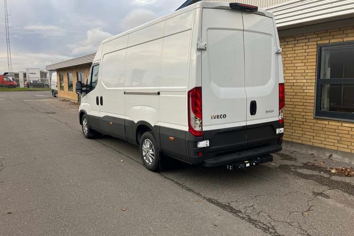 Hvid Iveco Daily fra 2023