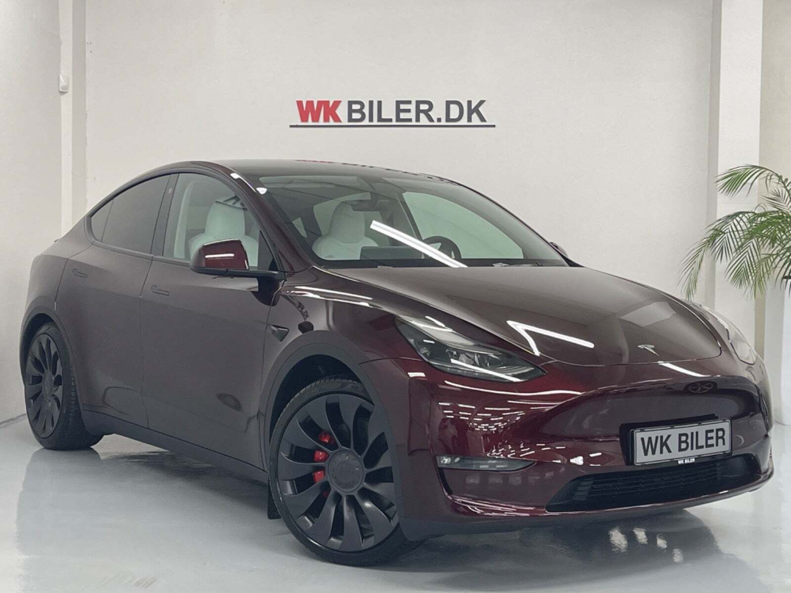 Grå Tesla Model Y fra 2023