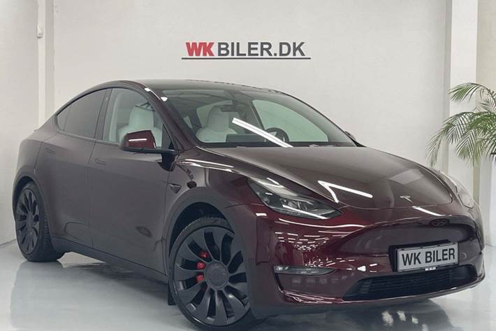 Grå Tesla Model Y fra 2023