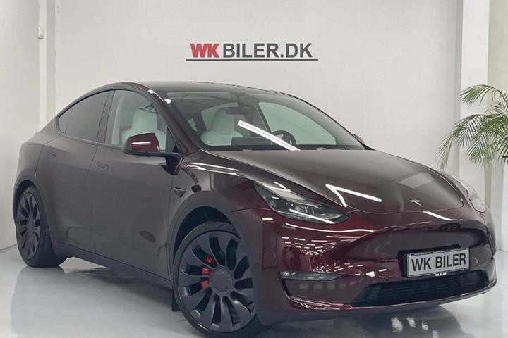 Grå Tesla Model Y fra 2023