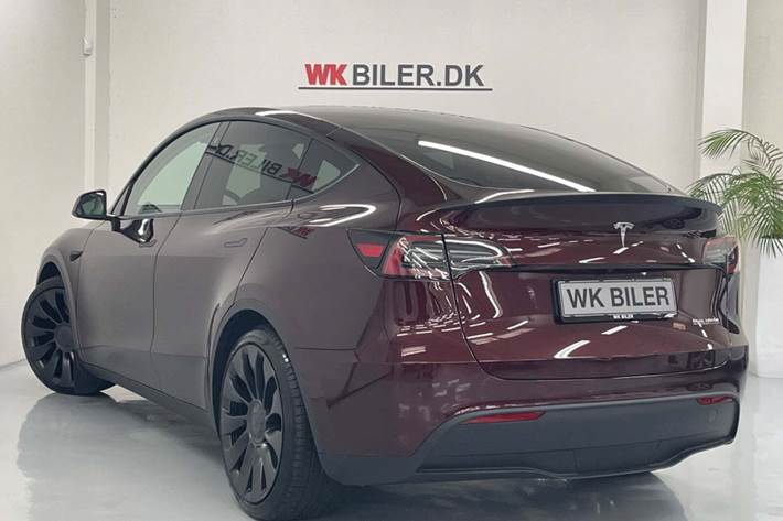 Grå Tesla Model Y fra 2023