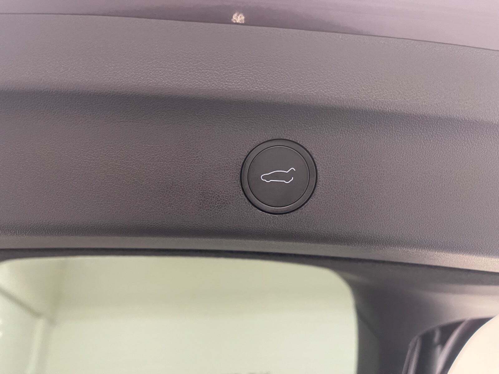 Grå Tesla Model Y fra 2023