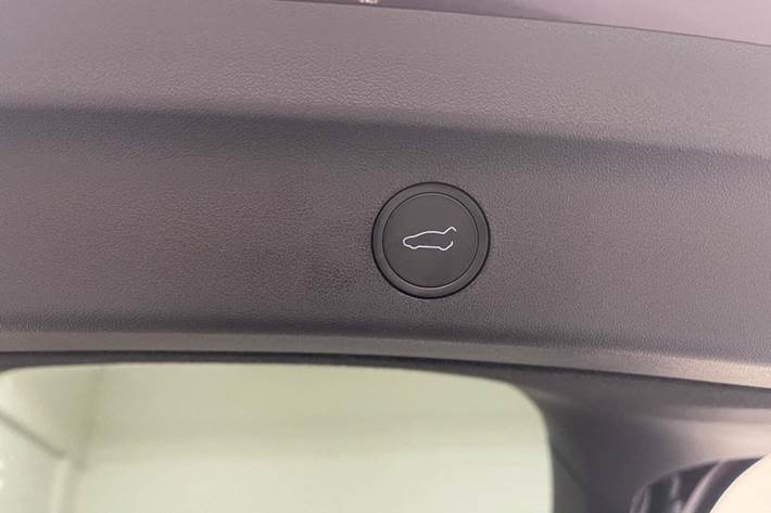 Grå Tesla Model Y fra 2023