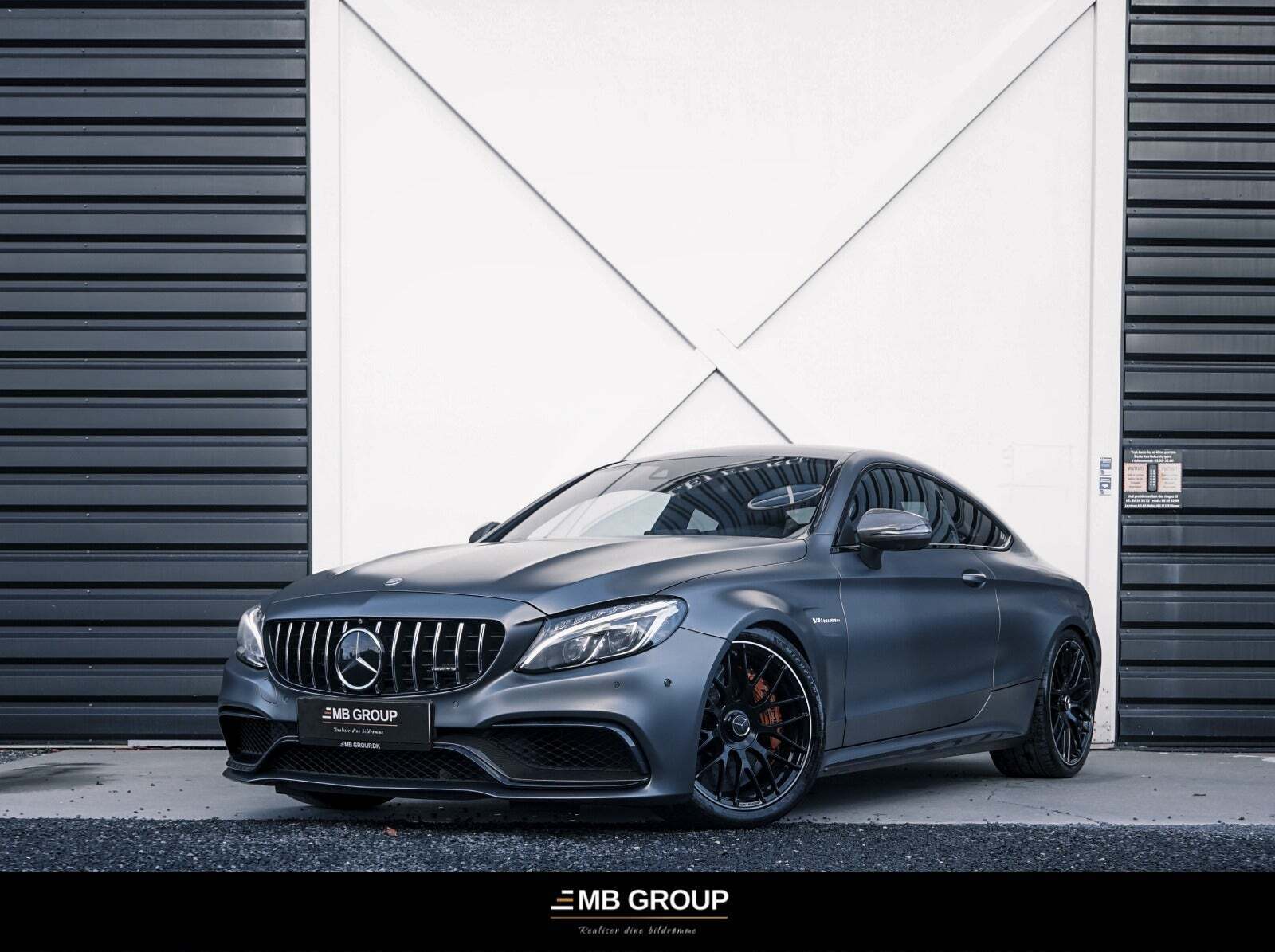 Grå Mercedes C63 fra 2015