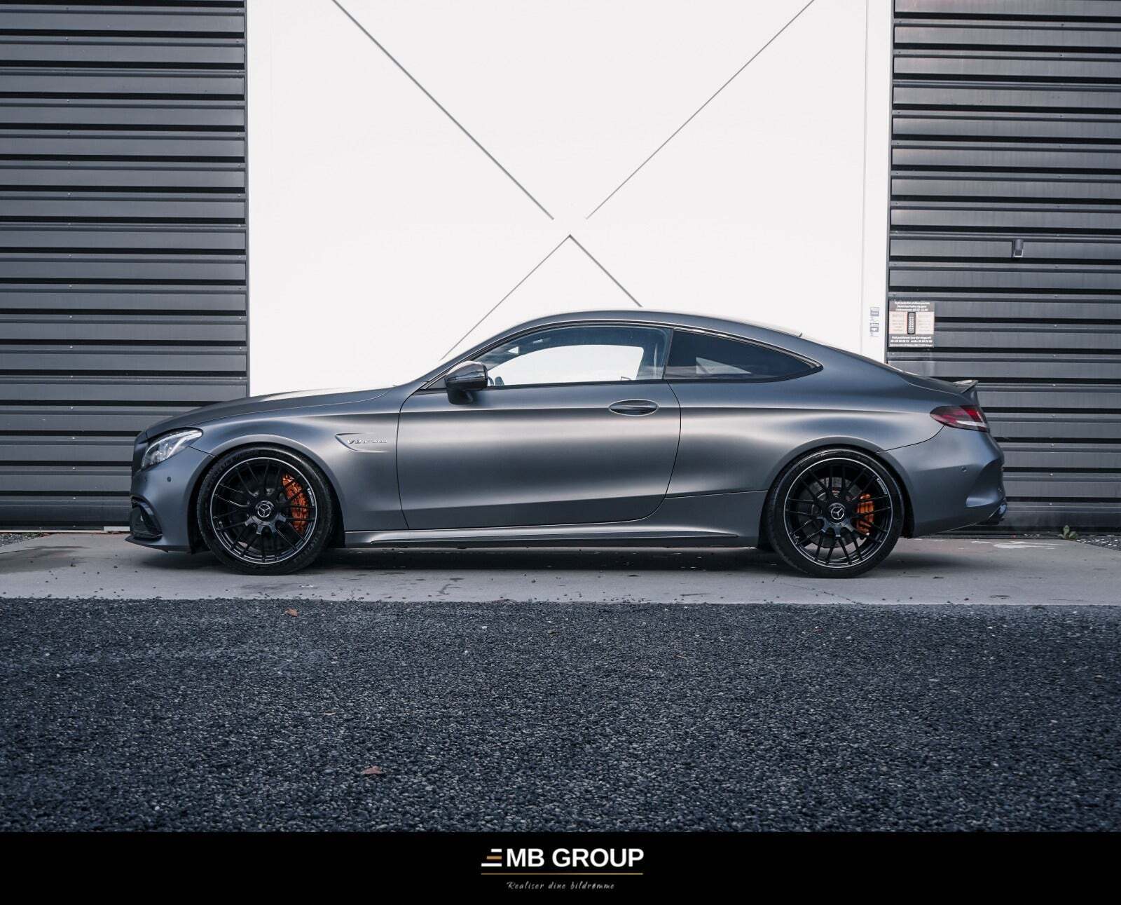 Grå Mercedes C63 fra 2015