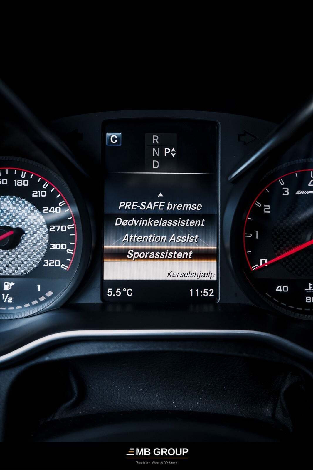 Grå Mercedes C63 fra 2015