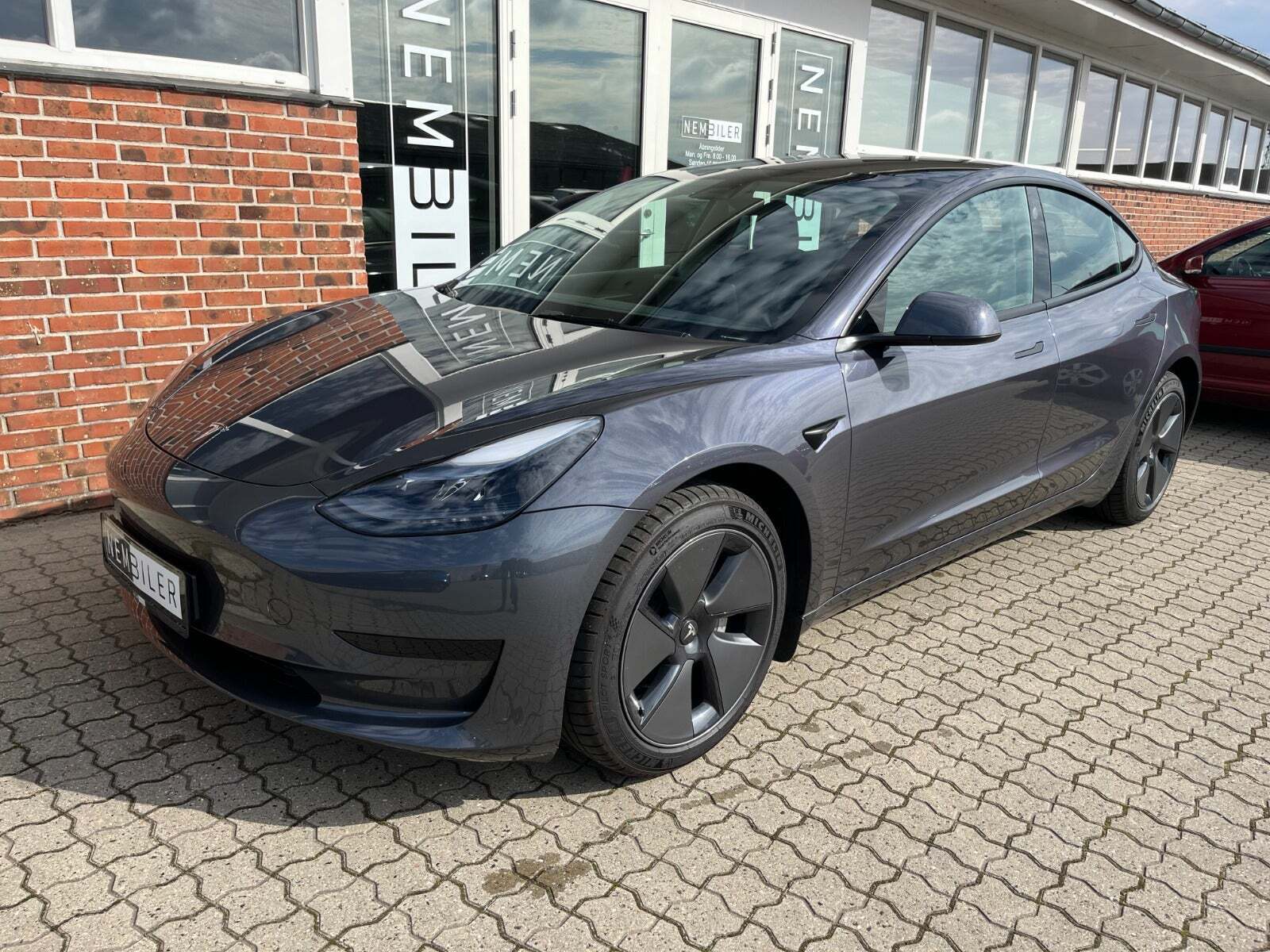 Grå Tesla Model 3 fra 2022