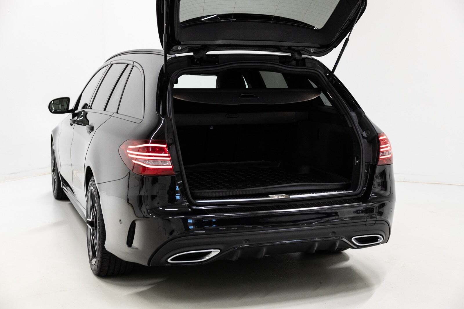 Grå Mercedes C220 d fra 2021