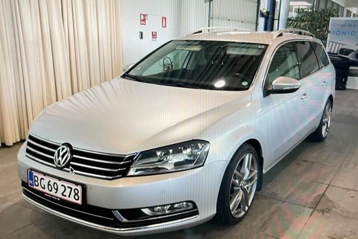 Sølv VW Passat fra 2012