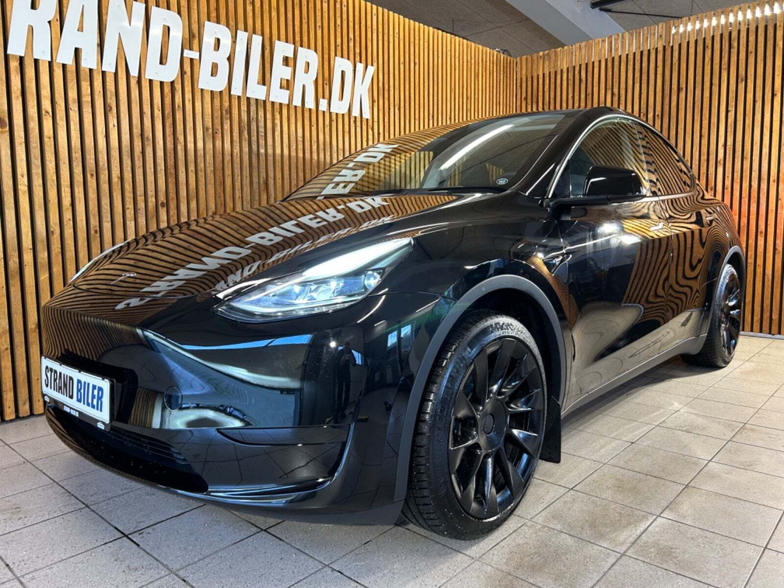 Sort Tesla Model Y fra 2023