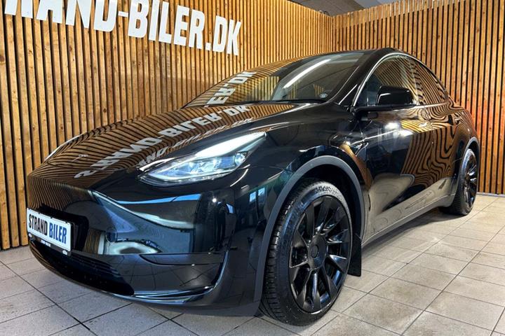Sort Tesla Model Y fra 2023