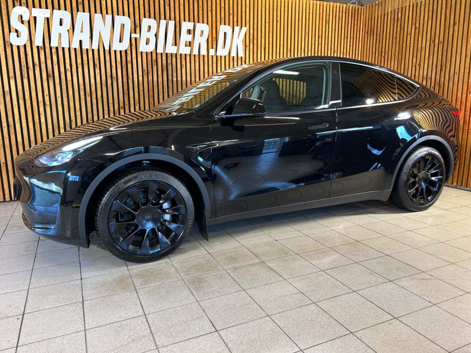 Sort Tesla Model Y fra 2023