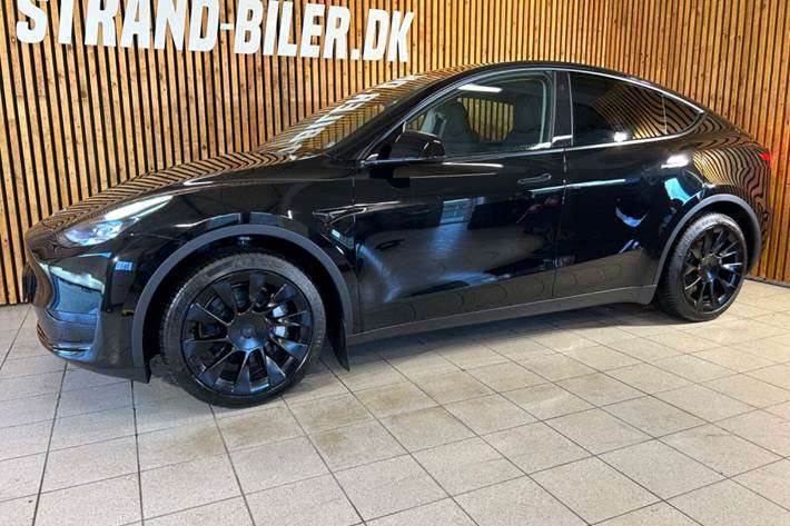 Sort Tesla Model Y fra 2023