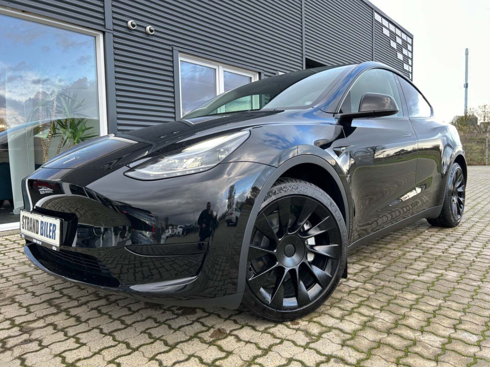 Sort Tesla Model Y fra 2023