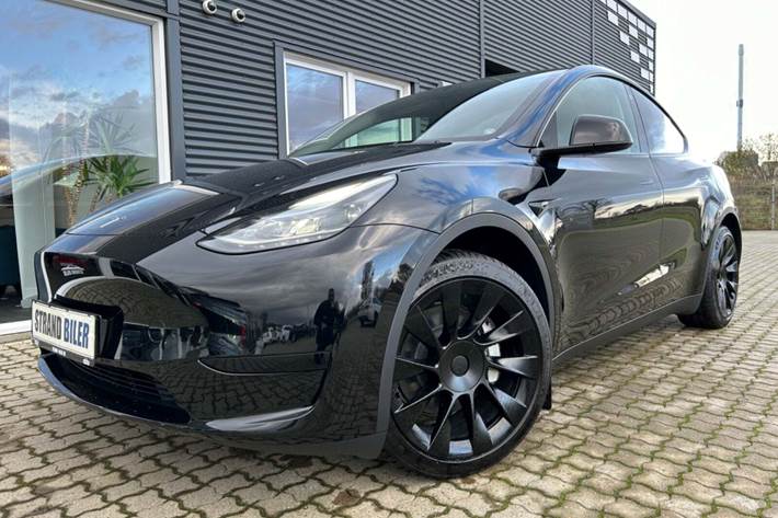 Sort Tesla Model Y fra 2023