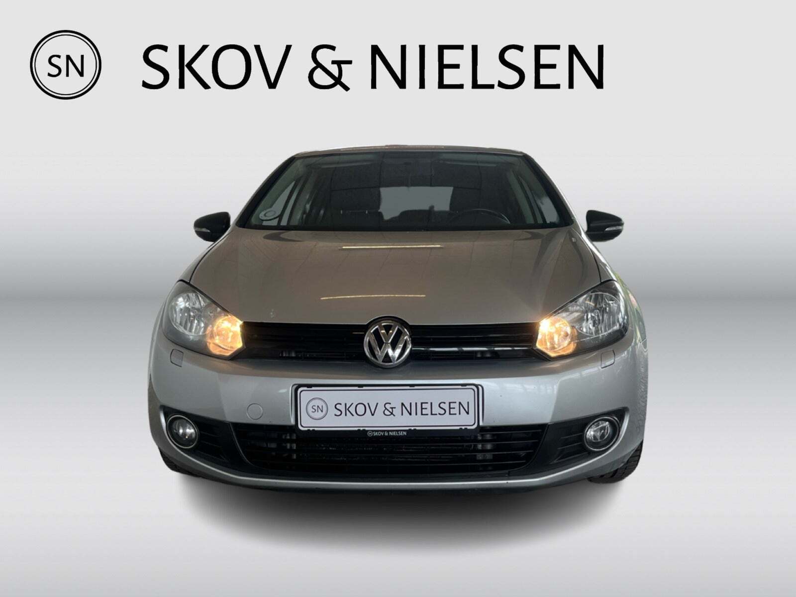 Grå VW Golf VI fra 2010