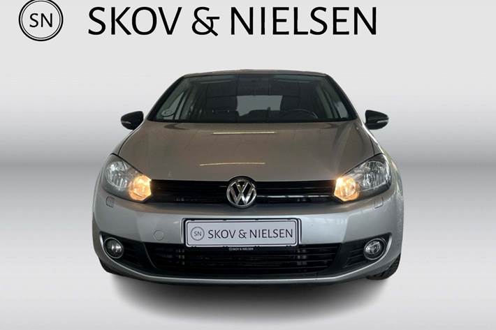 Grå VW Golf VI fra 2010
