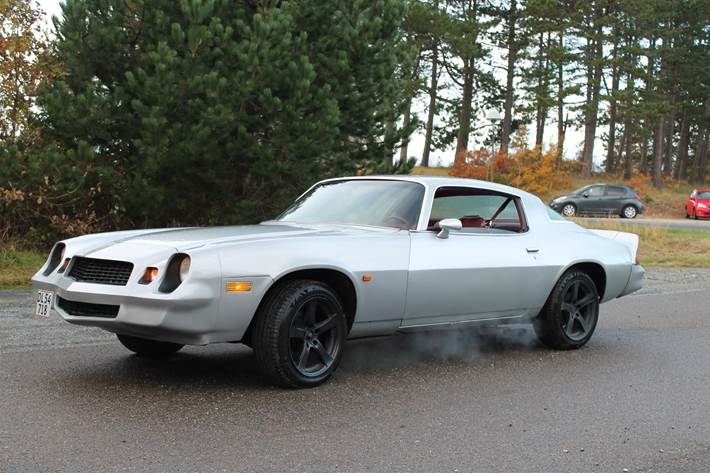 Sølv Chevrolet Camaro fra 1980