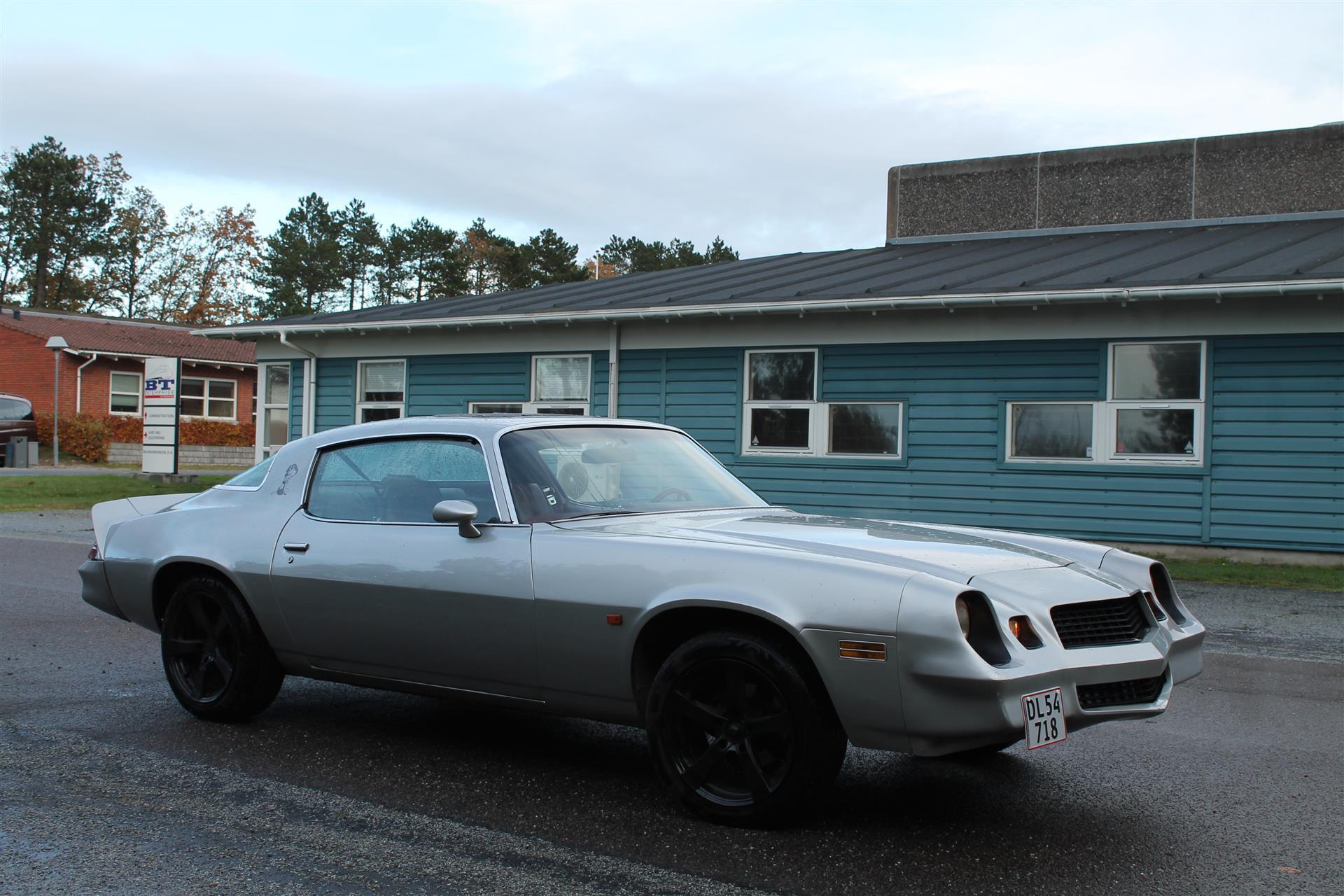 Sølv Chevrolet Camaro fra 1980