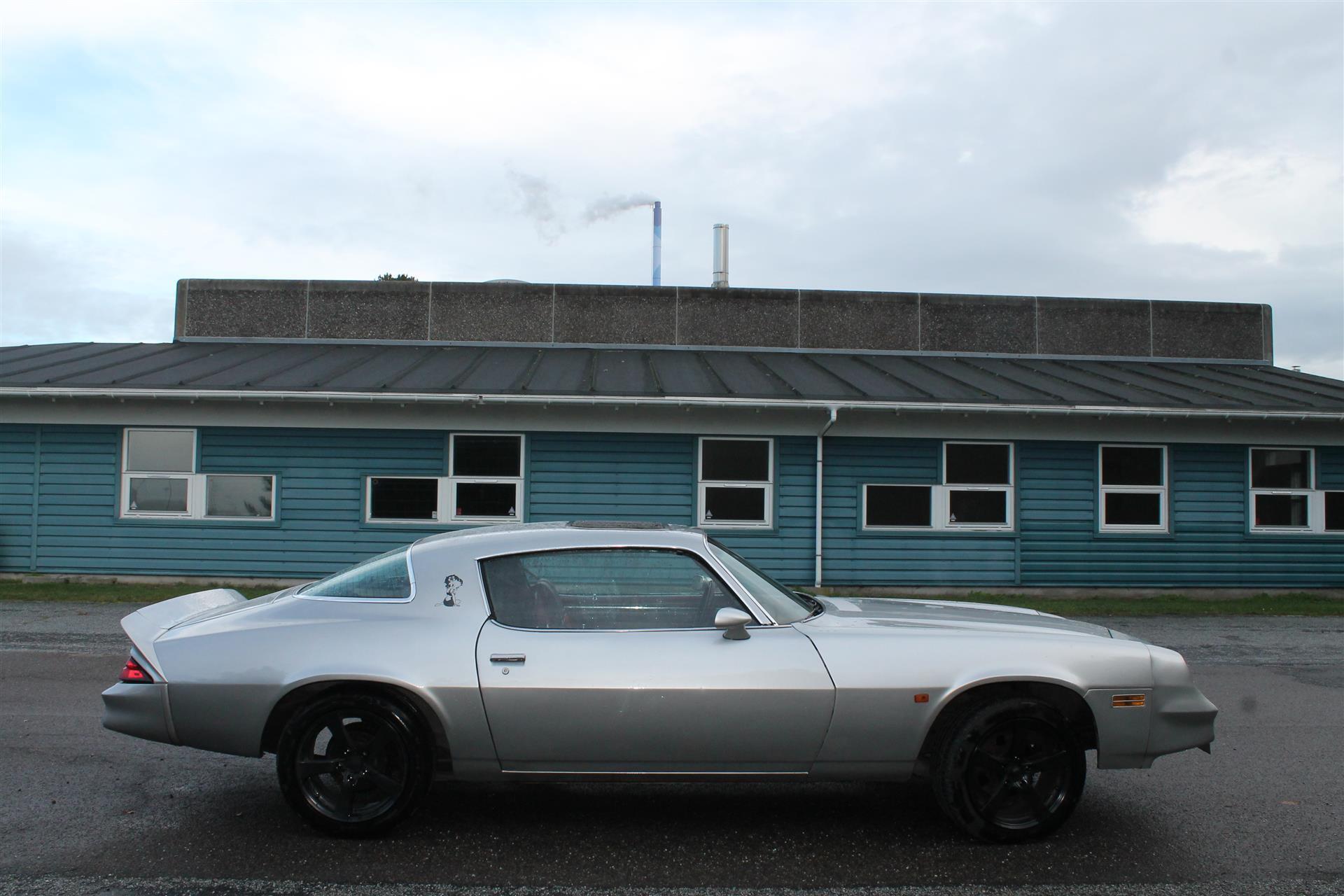 Sølv Chevrolet Camaro fra 1980
