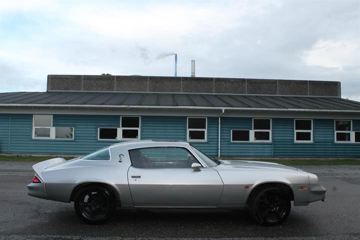 Sølv Chevrolet Camaro fra 1980