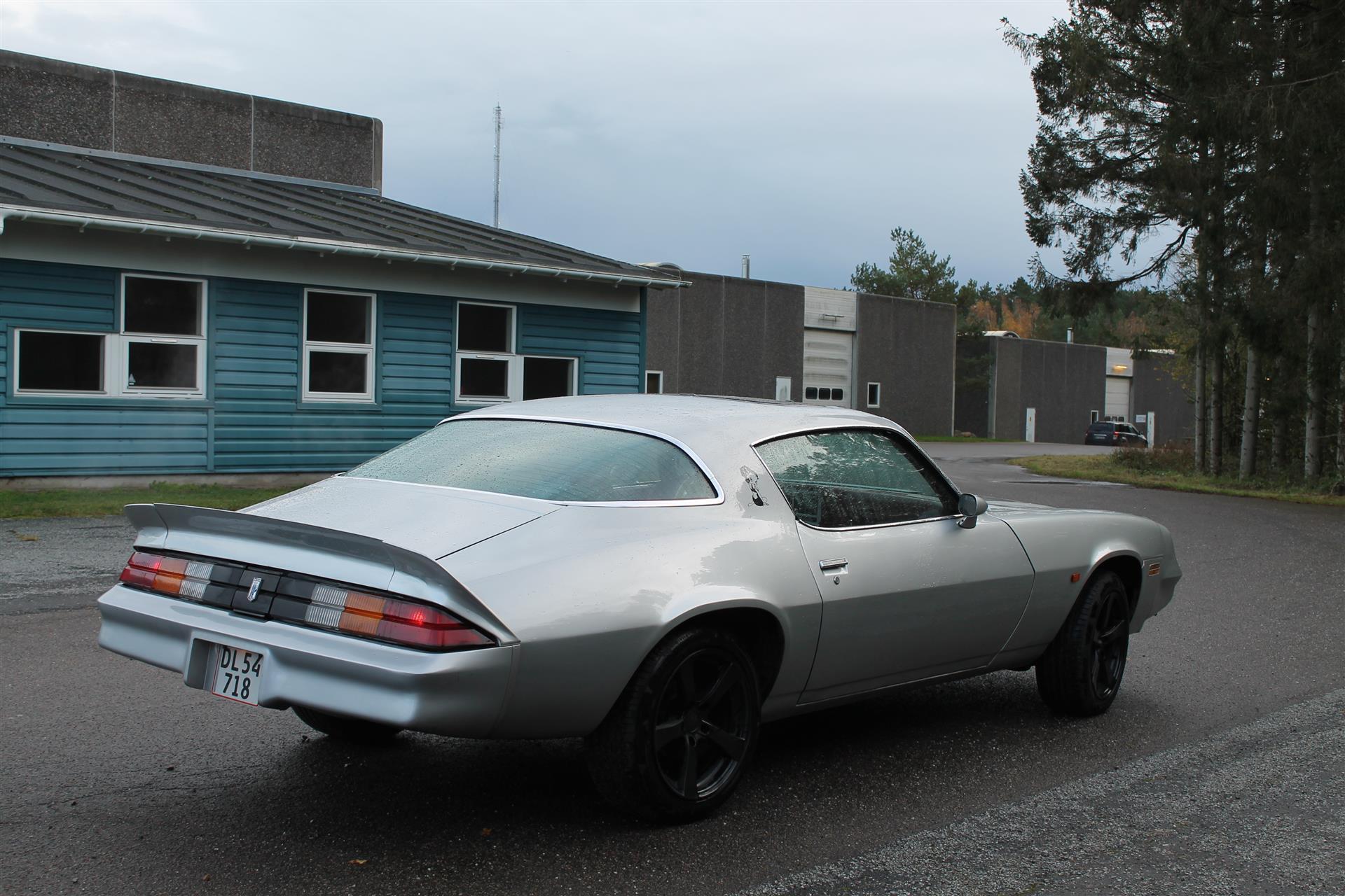 Sølv Chevrolet Camaro fra 1980
