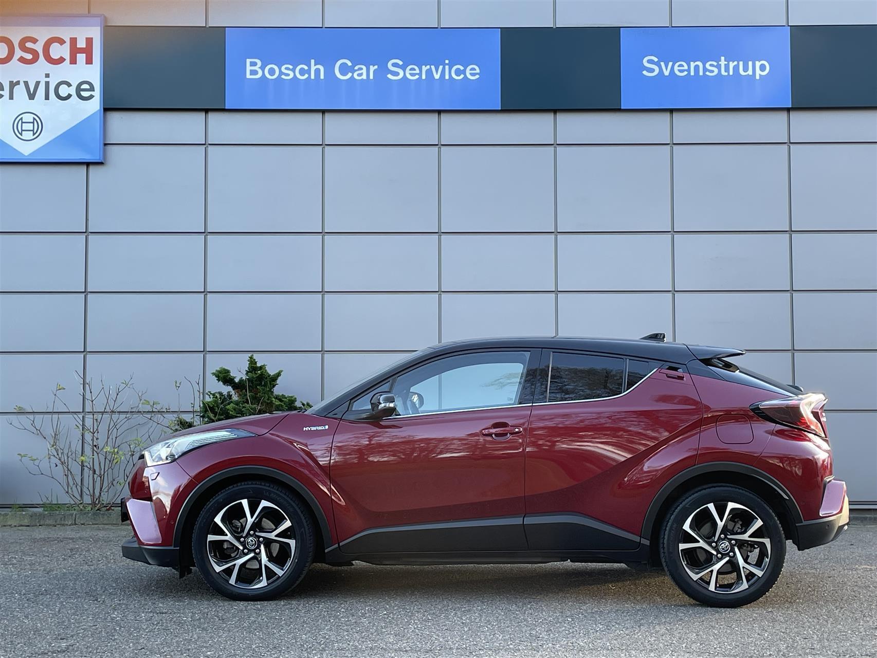 Rød Toyota C-HR fra 2018