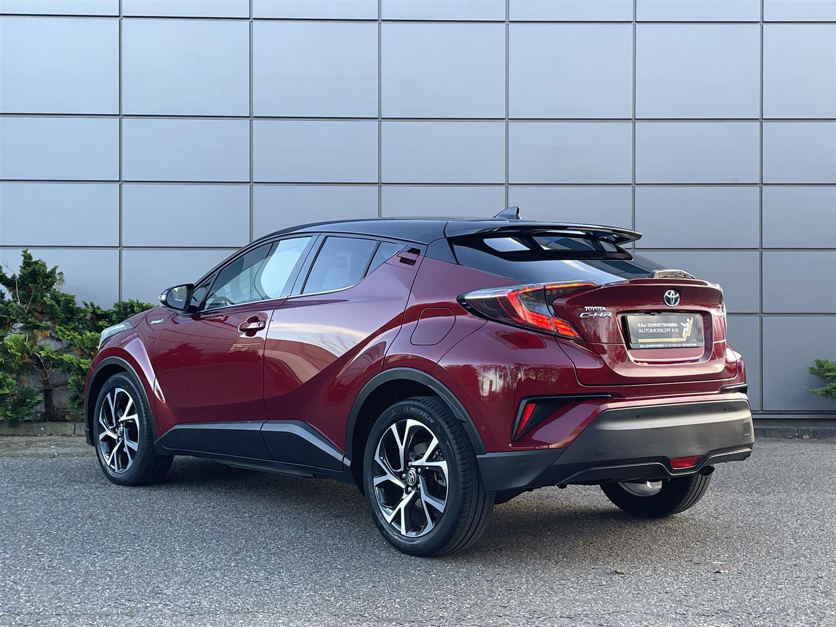 Rød Toyota C-HR fra 2018