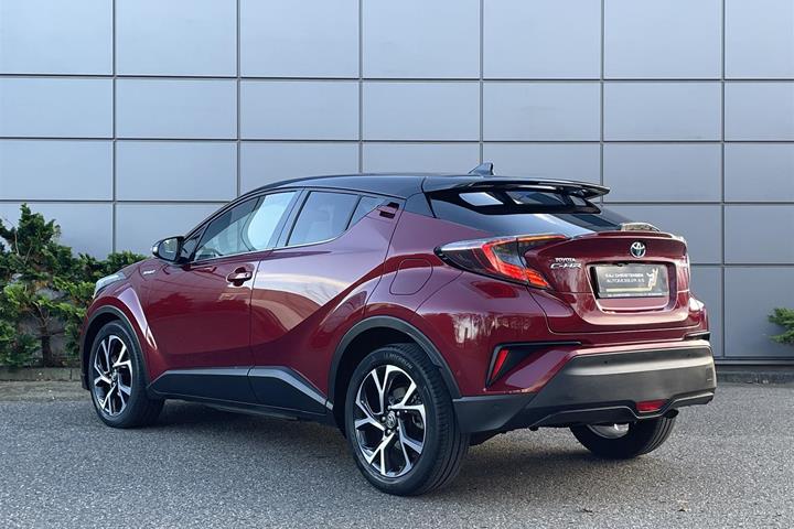 Rød Toyota C-HR fra 2018