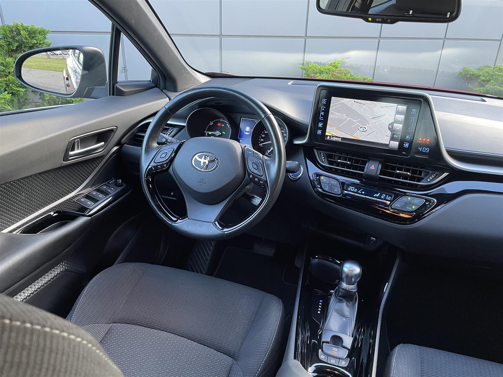 Rød Toyota C-HR fra 2018